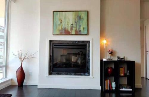 Downtown Victoria Apartment | WaterFalls Hotel - Suite in Falls Downtown with pool