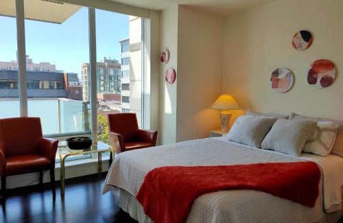 Downtown Victoria Apartment | WaterFalls Hotel - Suite in Falls Downtown with pool