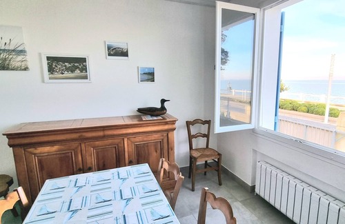 Saint-Trojan-les-Bains Villa | Waterfront villa (feet in the water) direct access to the beach