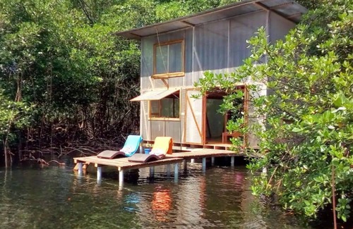 Isla Cristobal Cabin | Waterfront Mangrove Treehouse - sloths & coral
