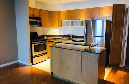 Toronto Entertainment District Condo | Waterfront 2 BR Condo, Pool, Gym, Parking & Views!