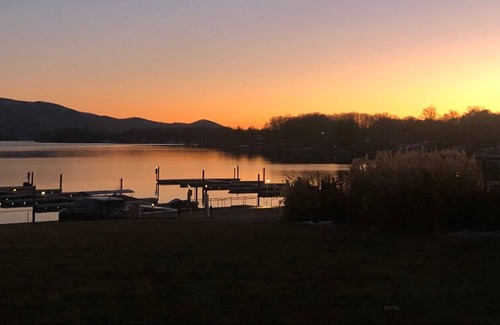 Huddleston Resort | Waterfront 2BR Condo, Mariners Landing Resort on Smith Mountain Lake VA