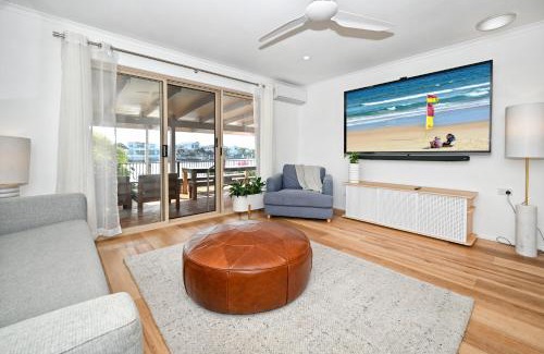 Warana Apartment | Waterfront 3 B/Room, 6 Guests - Light, Relaxed ZC7