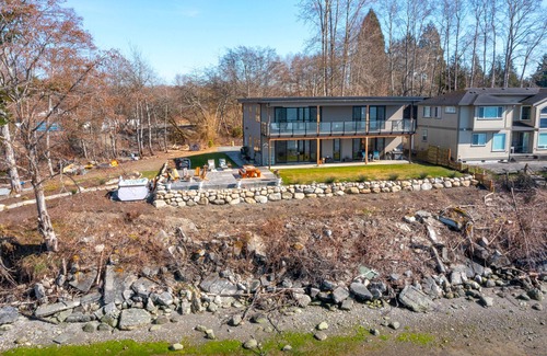 Blaine House | Waterfront 5 bed/5ba Private beach, hot tub, fire pit, huge patio, 2 kitchens