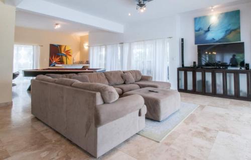 San Pedro Villa | Waterfront 6 Br Villa W Private Plunge Pool
