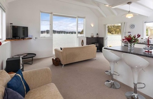 Russell Cottage | Waterfront - 8 minute walk to Village- Linen optional -see below description.