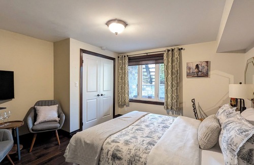 Niagara Falls Bed & Breakfast | Waterfront B&B - Free Breakfast! Canoe, Fire pit, 10 minutes to Niagara Falls!
