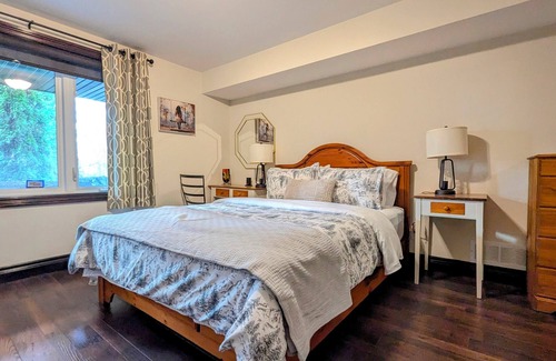 Niagara Falls Bed & Breakfast | Waterfront B&B - Free Breakfast! Canoe, Fire pit, 10 minutes to Niagara Falls!