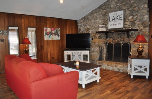 Hemphill Cabin | Waterfront Cabin at Six Mile Boat Ramp on Lake Toledo Bend