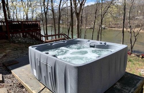Cadiz House | Waterfront Cabin with Private Dock, Jacuzzi and Deck in Kentucky