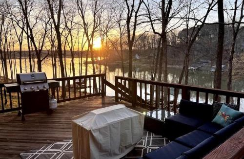 Cadiz House | Waterfront Cabin with Private Dock, Jacuzzi and Deck in Kentucky