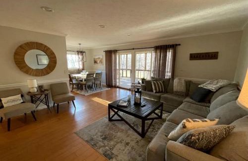 Cadiz House | Waterfront Cabin with Private Dock, Jacuzzi and Deck in Kentucky