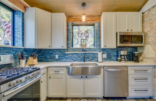 Rocky Ridge House | Waterfront Cabins on Lake Travis - Bring your boat to our Deep Cove