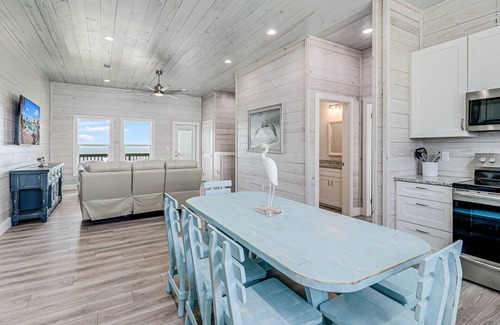 Palm Harbor House | Waterfront,Community Pool, Personal Hottub,Walk to Bars, Restaurants and Pier
