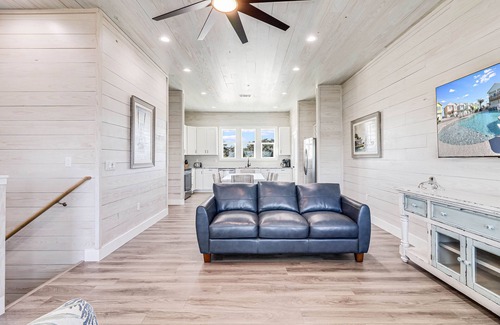 Fulton House | Waterfront,Community Pool, Personal Hottub,Walk to Bars, Restaurants and Pier