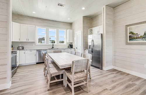 Fulton House | Waterfront,Community Pool, Personal Hottub,Walk to Bars, Restaurants and Pier