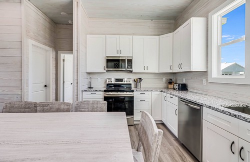 Fulton House | Waterfront,Community Pool, Personal Hottub,Walk to Bars, Restaurants and Pier