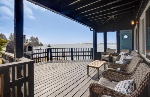 Barview House | Waterfront Coos Bay Retreat with Kayaks!