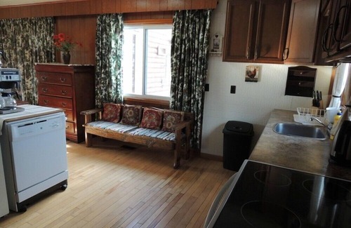 Collingwood Cottage | Waterfront Cottage On Private Lake - about 20 km from Collingwood