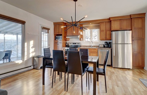 Deauville Ski Chalet | Waterfront cottage - Lac Magog