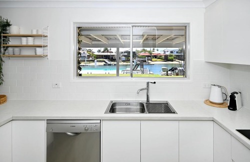Buddina House | Waterfront Delight - Pool, Aircon ZG8
