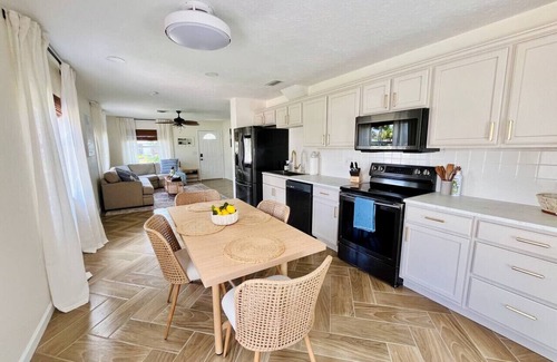 Laurel Apartment | Waterfront duplex, walk to the beach