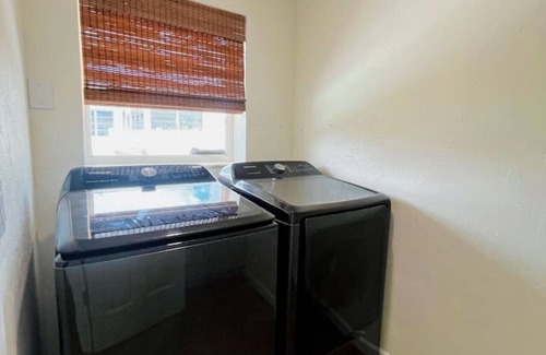 Laurel Apartment | Waterfront duplex, walk to the beach
