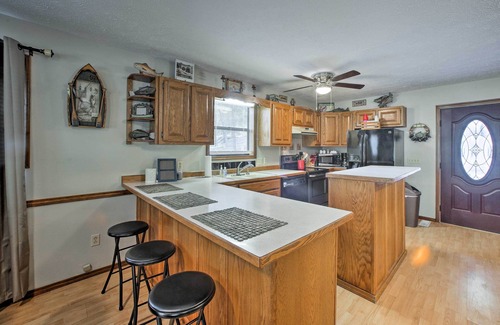 Golden House | Waterfront Home w/Fire Pit on Table Rock Lake