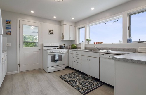 Narragansett House | Waterfront Home with Stunning Water Views on Harbor Island, Central A/C, Kayaks & More!