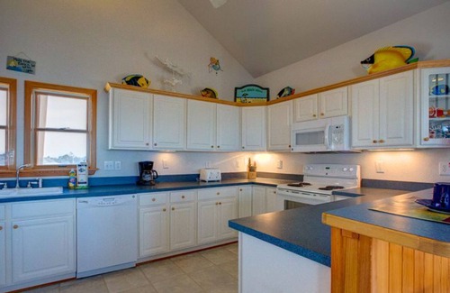 Brigands' Bay House | Waterfront home with private hot tub, sound access & fast WiFi - 2 dogs OK