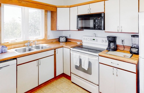 Brigands' Bay House | Waterfront House w/Sound View, Shared Pool, Private W/D, Private Hot Tub