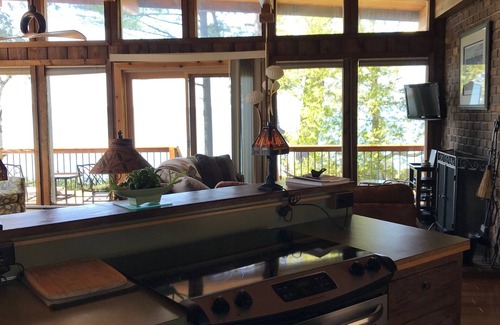 Williamsburg Cottage | Waterfront, kayaks included. Spectacular Views Of The Bay, Pet Friendly