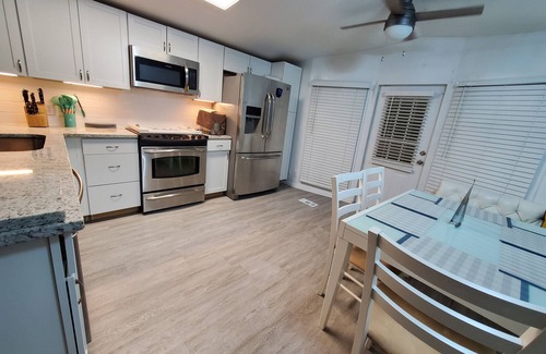 Enchanted Oaks House | Waterfront Lake Cottage, Spacious Outdoor Deck! 🐕 🐶 BBQ grill and Firepit!