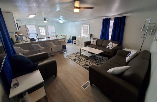 Enchanted Oaks House | Waterfront Lake Cottage, Spacious Outdoor Deck! 🐕 🐶 BBQ grill and Firepit!