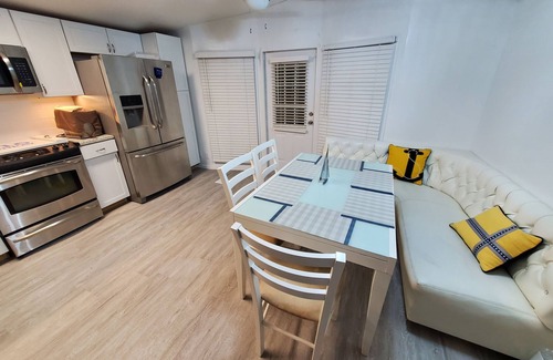 Enchanted Oaks House | Waterfront Lake Cottage, Spacious Outdoor Deck! 🐕 🐶 BBQ grill and Firepit!
