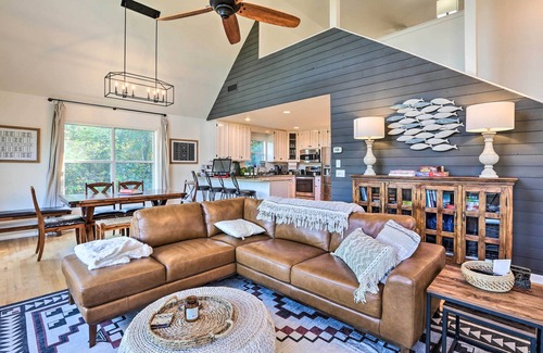 Dadeville House | Waterfront Lake Martin Home w/Private Dock & View