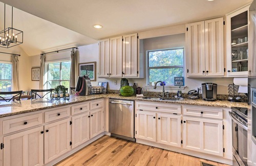Dadeville House | Waterfront Lake Martin Home w/Private Dock & View