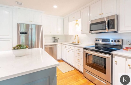 Seguin House | Waterfront Lakehouse in McQueeney with AC, WiFi… Sleeps up to 17