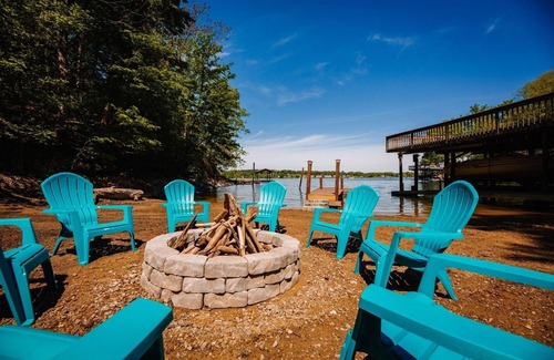 Ingles Cabin | Waterfront Log Home Getaway on Claytor Lake! 3BS10 - Andrew's Lake View