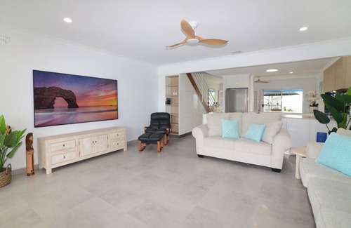 Noosaville Apartment | Waterfront Luxury in Noosaville