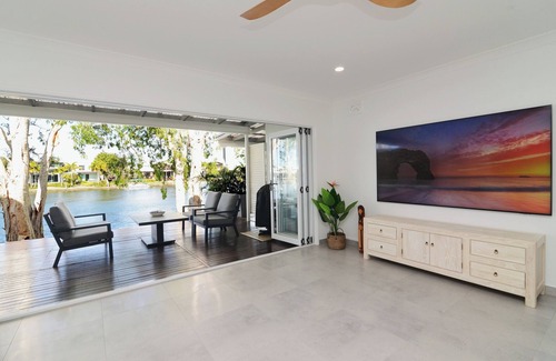 Noosaville Apartment | Waterfront Luxury in Noosaville