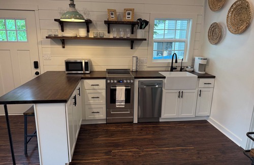 Hiwassee Cottage | Waterfront Paddles & Pours Cottage on Claytor Lake