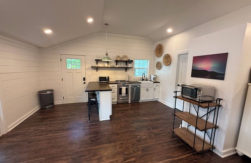 Hiwassee Cottage | Waterfront Paddles & Pours Cottage on Claytor Lake