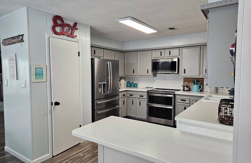 Kingsland House | WATERFRONT! PET FRIENDLY/LAKE LBJ/POOL & HOT TUB/PWC RENTALS