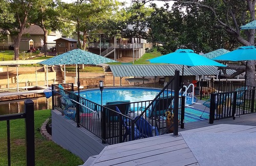 Kingsland House | WATERFRONT! PET FRIENDLY/LAKE LBJ/POOL & HOT TUB/PWC RENTALS
