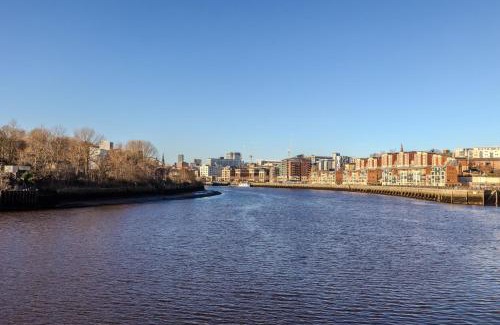 Newcastle-upon-Tyne Apartment | Waterfront Quayside Apartment with secure parking & lift, Ideal for Mobility Users