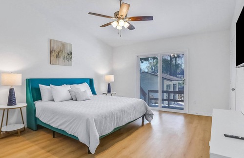 Jacksonville House | Waterfront retreat with private pool, pool house, alfresco dining & 2 kitchens