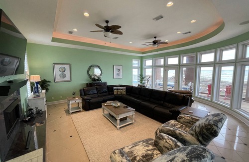 Kahala Beach Estates House | Waterfront Single-row Beauty, Perfect for Family Getaways