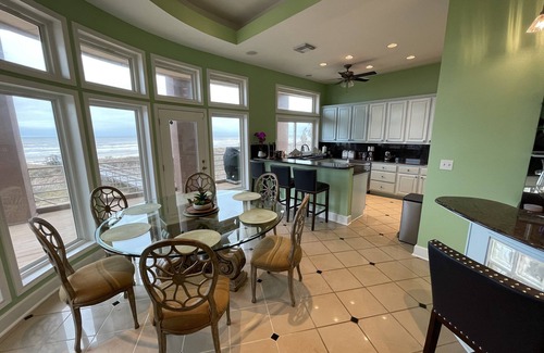 Kahala Beach Estates House | Waterfront Single-row Beauty, Perfect for Family Getaways