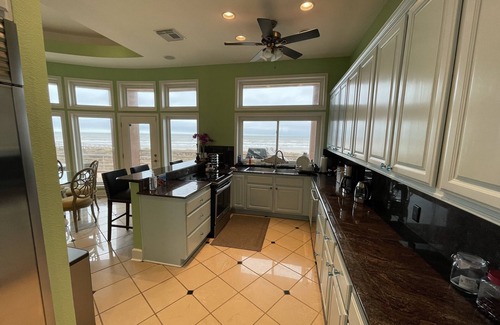 Kahala Beach Estates House | Waterfront Single-row Beauty, Perfect for Family Getaways
